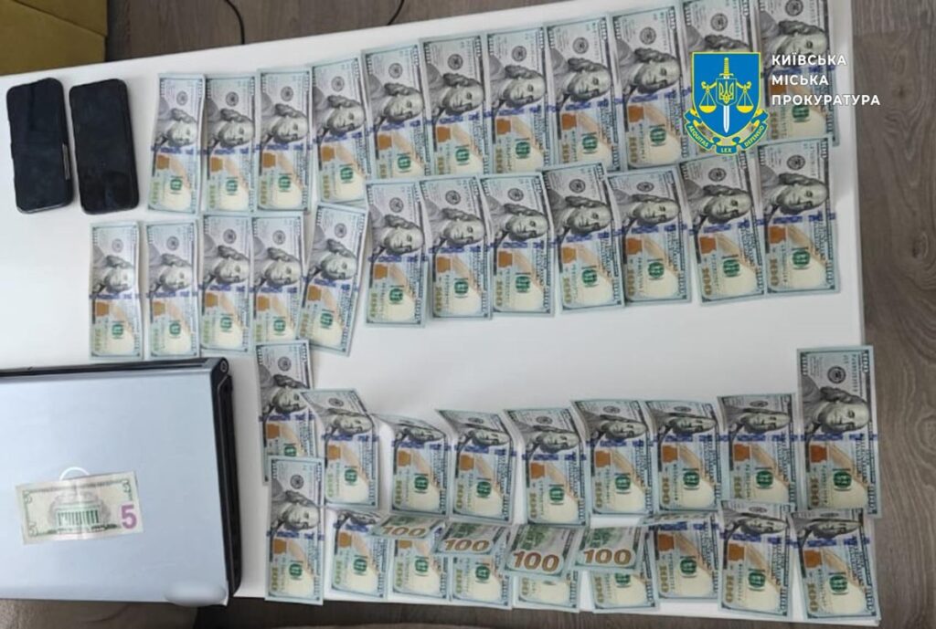Новини України - На Київщині троє спільників купували телефони Apple за фальшиві долари