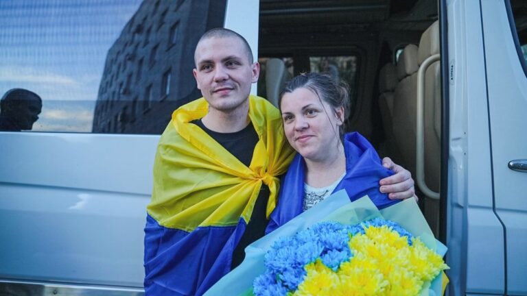 Новини України - Не бачилися три роки: з полону РФ звільнили маму і сина