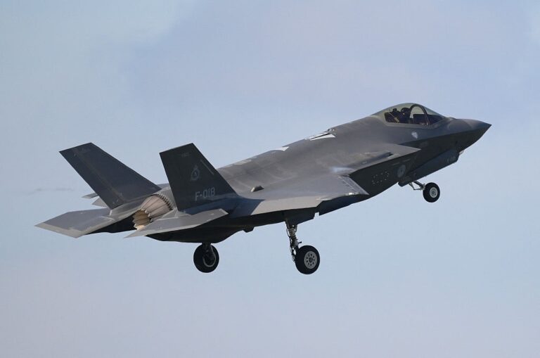 Новини світу - Уперше в історії винищувач F-35 зібрали з двох розбитих літаків