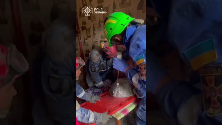 Рятувальники крок за кроком розбирали бетонні уламки квартири, під якими опинився постраждалий