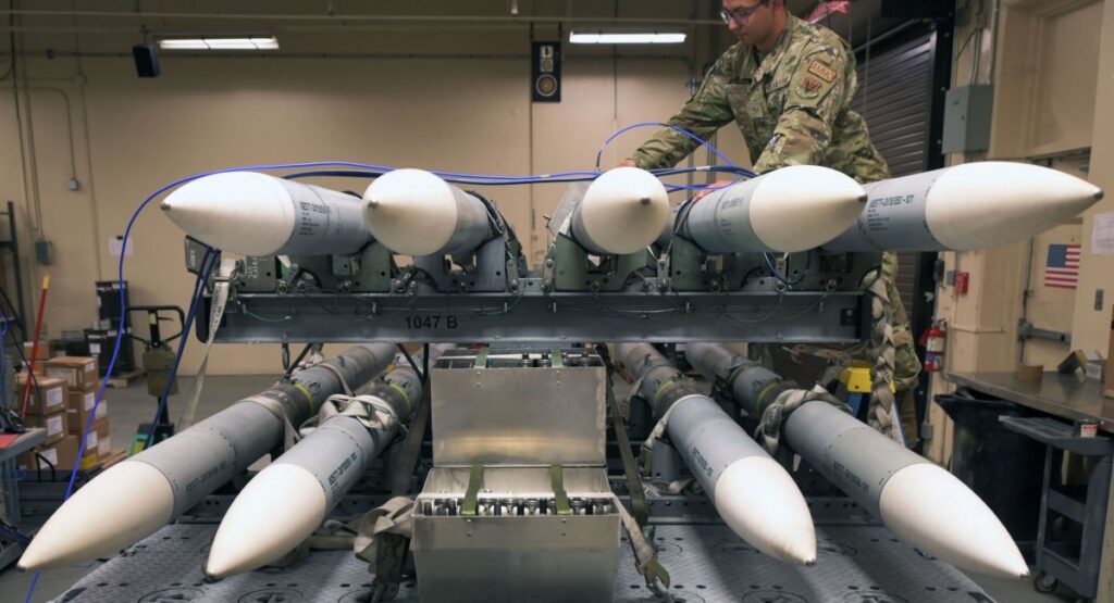 Новини світу - США знову зупинили допомогу Україні: що далі