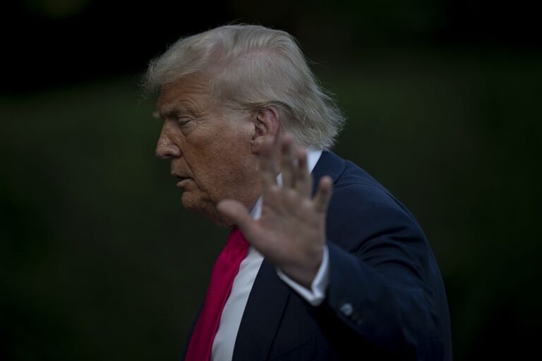 Новини світу - У Трампа рекордно впав рейтинг - опитування