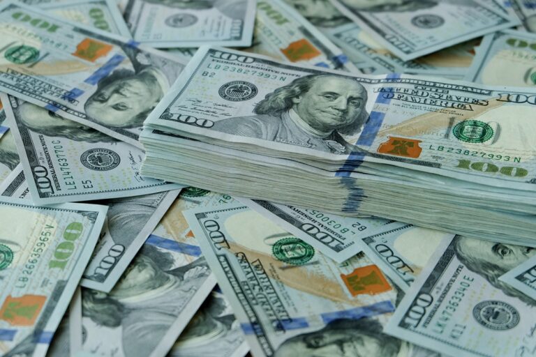 Новини бізнесу - Євро витісняє долар зі світових резервів - МВФ