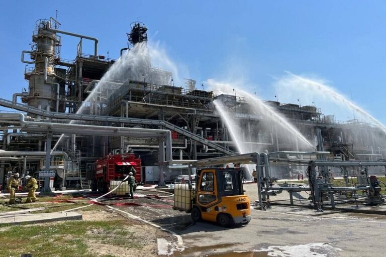 Новини світу - Пожежу на Новошахтинському НПЗ гасили п’ять днів