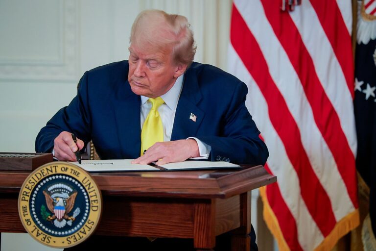 Новини світу - Трамп продовжив надзвичайний стан для протидії технологічному розвитку КНР