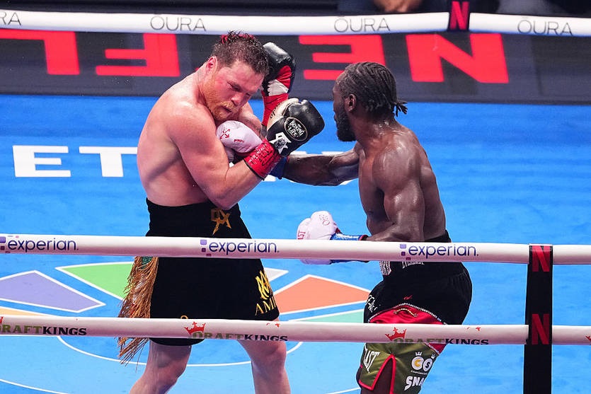 Новини спорту - Бій Альварес - Кроуфорд побив рекорд переглядів серед титульних поєдинків