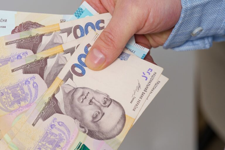 Новини бізнесу - Стартували перші виплати тисячі Зимової підтримки