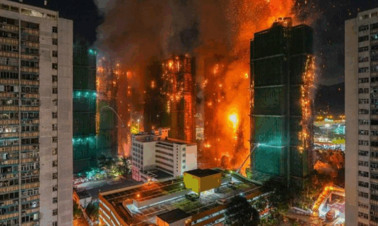 Новини світу - У Гонконзі палають кілька хмарочосів, 13 загиблих