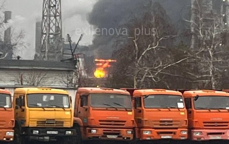 Новини світу - У Росії пролунали вибухи на НПЗ: зайнялася пожежа