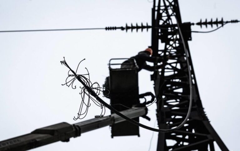 Новини України - В Україні відключення через обстріли і негоду