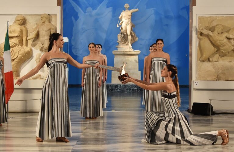 Новини світу - Запалення олімпійського вогню перенесли в музей через негоду