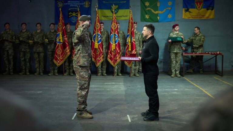 Володимир Зеленський вручив нагороди українським захисникам у Харкові