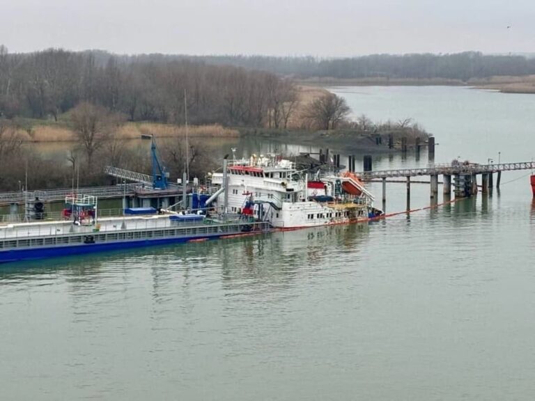 Новини світу - Атакований у Ростові танкер повільно йде на дно - ЗМІ