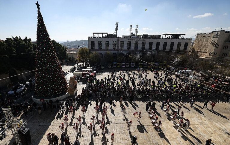 Новини світу - У Віфлеємі відновили різдвяні святкування після двох років війни в Газі