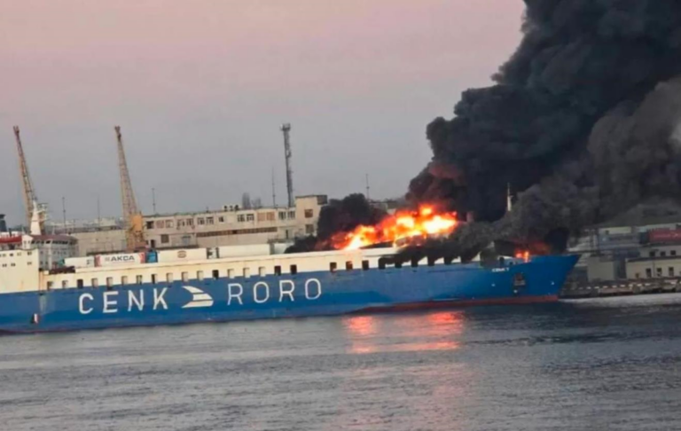 Новини України - В Одесі після вибухів спалахнуло судно