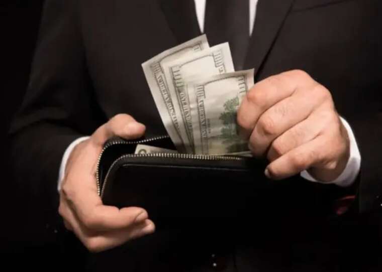 Фото для новини:120 тисяч доларів готівкою та дружина з паспортом РФ статки директора оборонного ДП Монтажник-Україна Олександра Дмитрука