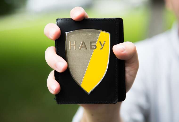 Фото для новини:25 рейсів на місяць під виглядом дипломатів НАБУ розкрило конвеєр контрабанди у Чопському загоні