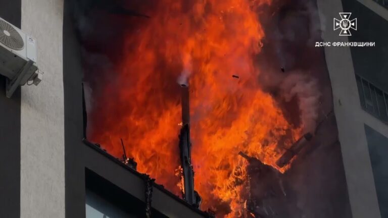 Фото для новини:Івано-Франківська область: під час пожежі врятовано 5 осіб, з них 4 дітей, ще 10 — евакуйовано