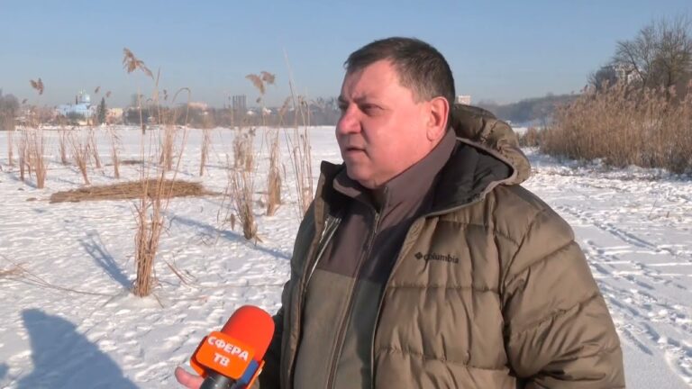 Фото для новини:Рятуємо рибу від задухи: рибоохоронці облаштовують лунки на Басовому Куті в Рівному