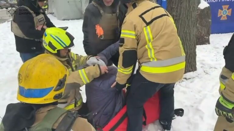 Фото для новини:Удар по багатоповерхівці у Дніпрі: рятувальна операція та наслідки атаки БПЛА