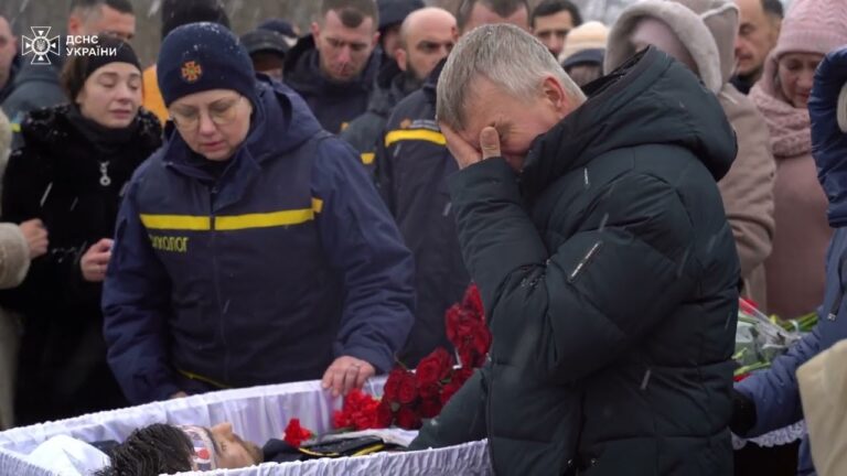 Фото для новини:На Київщині попрощалися з рятувальником-верхолазом Олександром Питайчуком