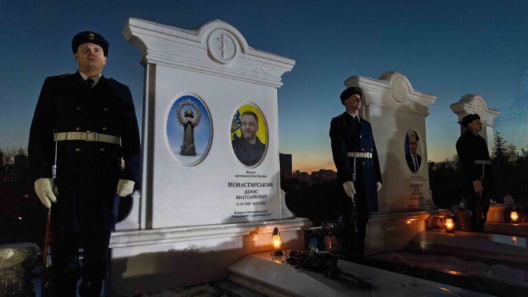 Фото для новини:Авіакатастрофа в Броварах: керівництво МВС вшанувало пам'ять усіх загиблих