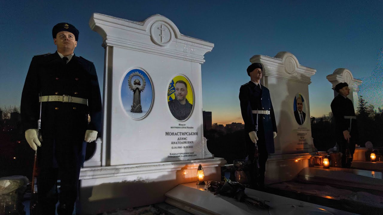 Фото для новини:Авіакатастрофа в Броварах: керівництво МВС вшанувало пам'ять усіх загиблих