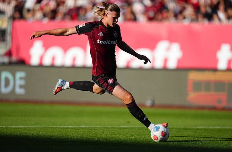 Фото для новини:Баєр повертає українського форварда з оренди