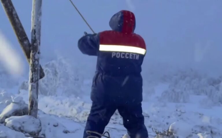 Фото для новини:Блекаут в РФ: у Мурманську поставили дерев'яні ЛЕП