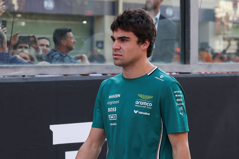 Фото для новини:Болід Астон Мартін демонструє розчаровуючі результати на тестах