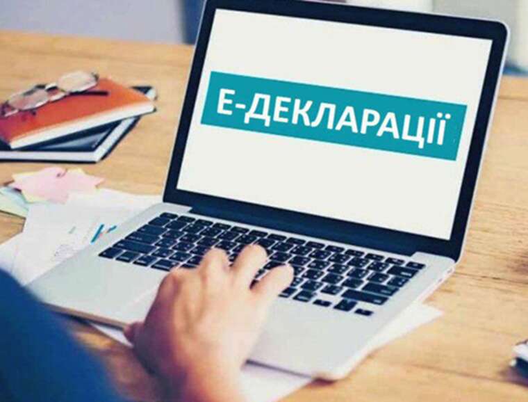 Фото для новини:Будинок, ділянка та автопарк Toyota посадовиця Подільської РДА Ольга Науменко показала свої статки