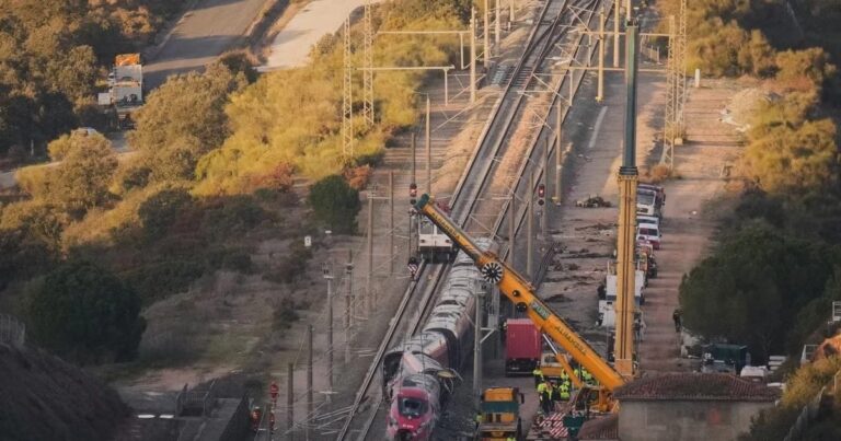 Фото для новини:Четверта аварія за тиждень: в Іспанії поїзд зіткнувся з краном