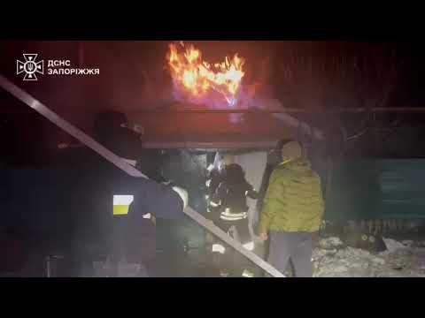 Фото для новини:Запоріжжя: рятувальники ліквідували наслідки російського обстрілу