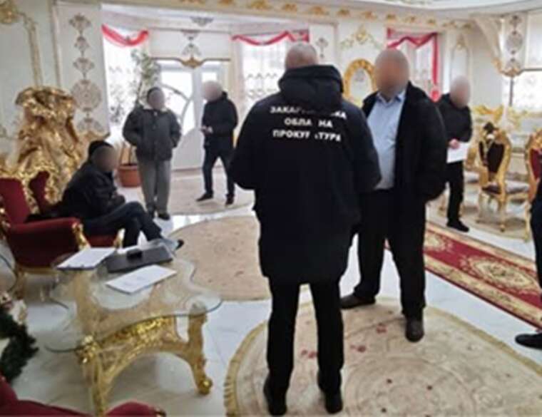 Фото для новини:Дохід у 200 тисяч, авто за 4 мільйони та розкішні хороми Депутату Берегівської районної ради Богару повідомлено про підозру