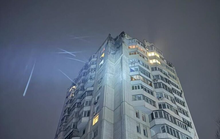 Фото для новини:Дрон росіян пошкодив багатоповерхівку в Києві