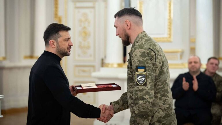 Фото для новини:Володимир Зеленський вручив нагороди українським героям та їхнім родинам