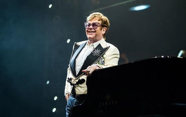 Фото для новини:Елтон Джон зробив намисто з власних колінних чашечок