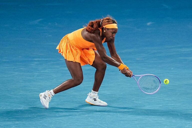 Фото для новини:Гауфф зламала ракетку після поразки Світоліній