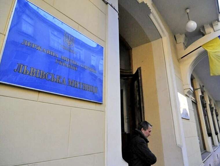 Фото для новини:Кандидат без житла, але з однаковими номерами на Audi та VW дива декларації митника Олександра Бойка