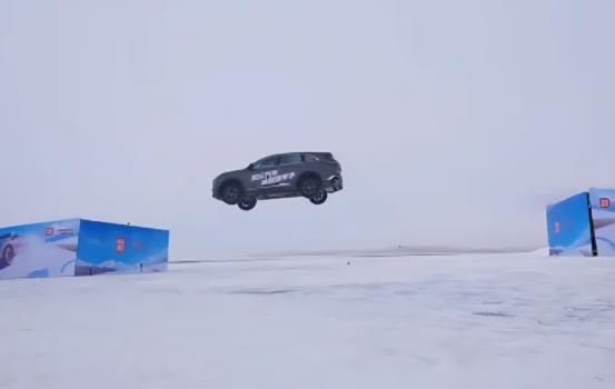 Фото для новини:Китайське авто поставило рекорд з найдовшого стрибка на крижаному трампліні