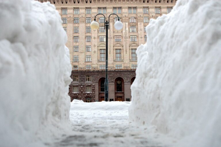 Фото для новини:Киян закликали зачинити вікна через пожежу на складах