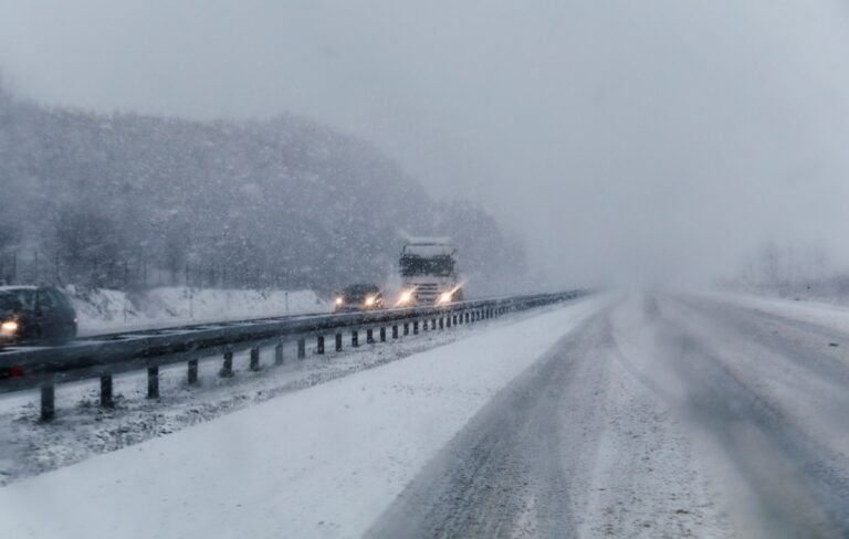 Фото для новини:Крижаний дощ і вітер ускладнили ситуацію на дорогах Херсонщини