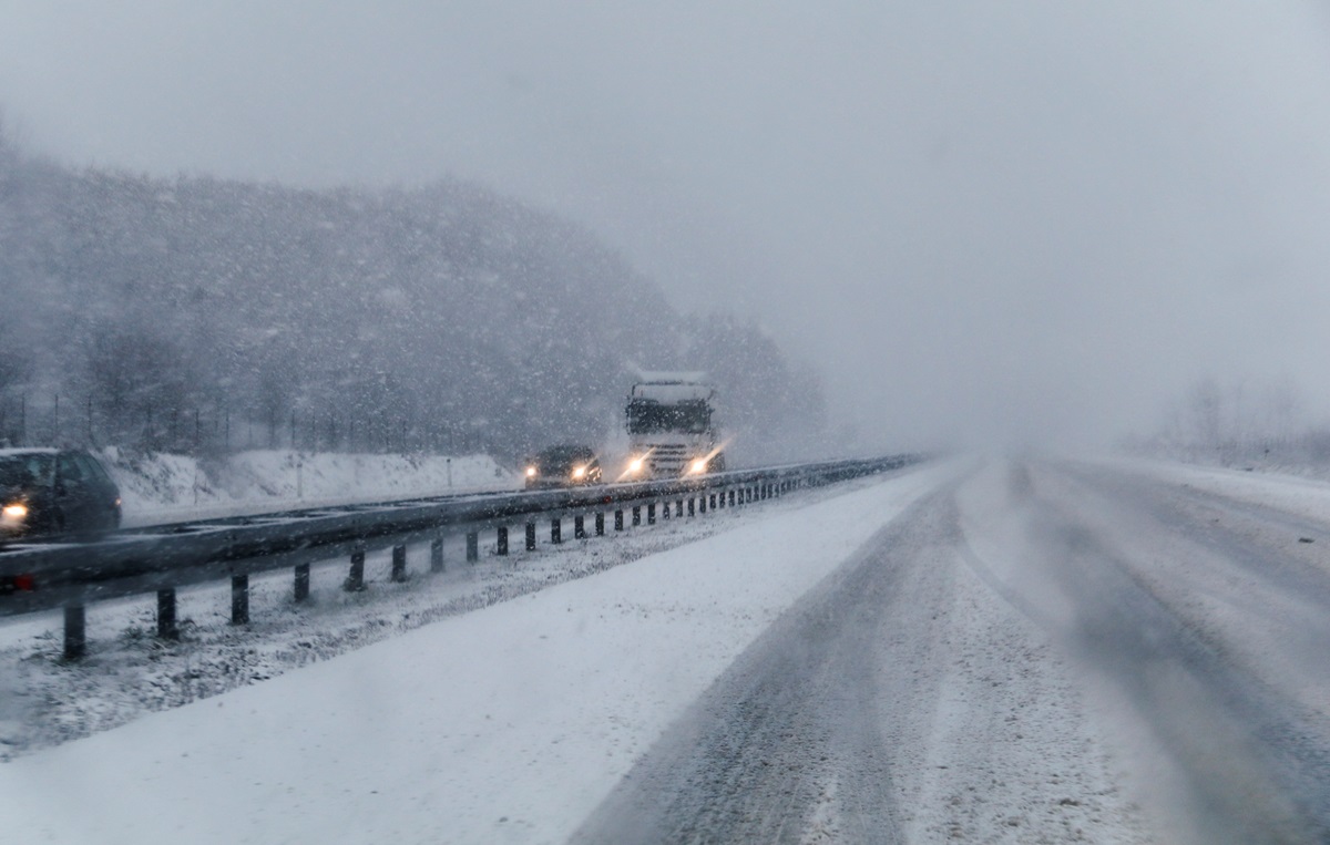 Фото для новини:Крижаний дощ і вітер ускладнили ситуацію на дорогах Херсонщини