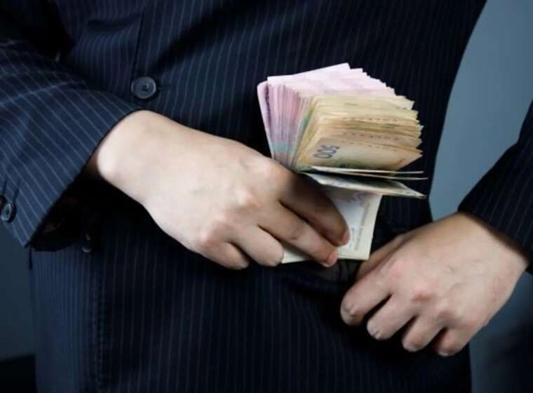 Фото для новини:Квиток до СБУ за 25 тисяч доларів суд Одещини оштрафував чоловіка, який торгував посадами у спецслужбі