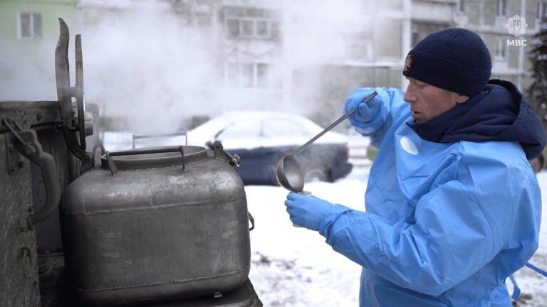 Фото для новини:⛺️ ДСНС розгорнула два наметових містечка на Троєщині