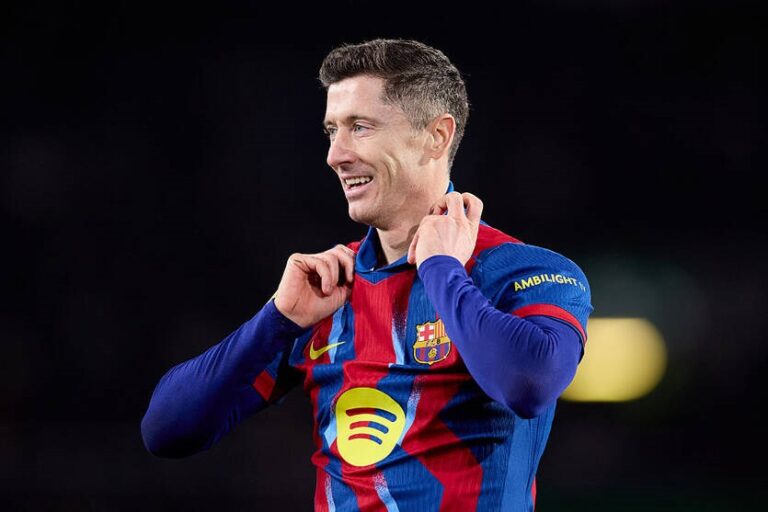 Фото для новини:Левандовський як гравець екстракласу відбою від клубів не має