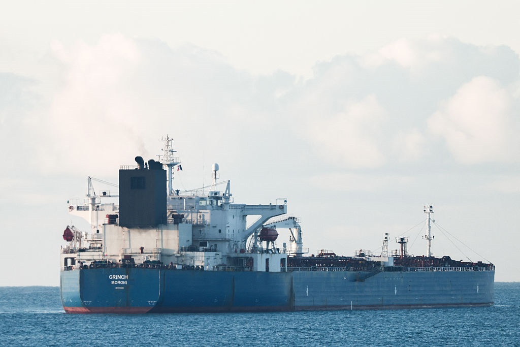 Фото для новини:Макрон пояснив, чому Франція відпустила "тіньовий танкер" РФ