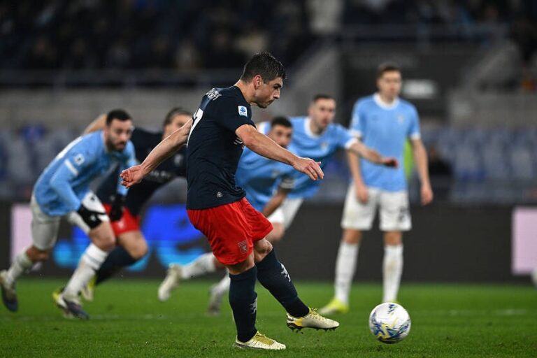 Фото для новини:Маліновський реалізує пенальті в матчі з Лаціо