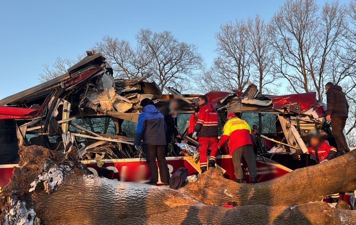 Фото для новини:На Львівщині автобус налетів на відбійник, є поранені