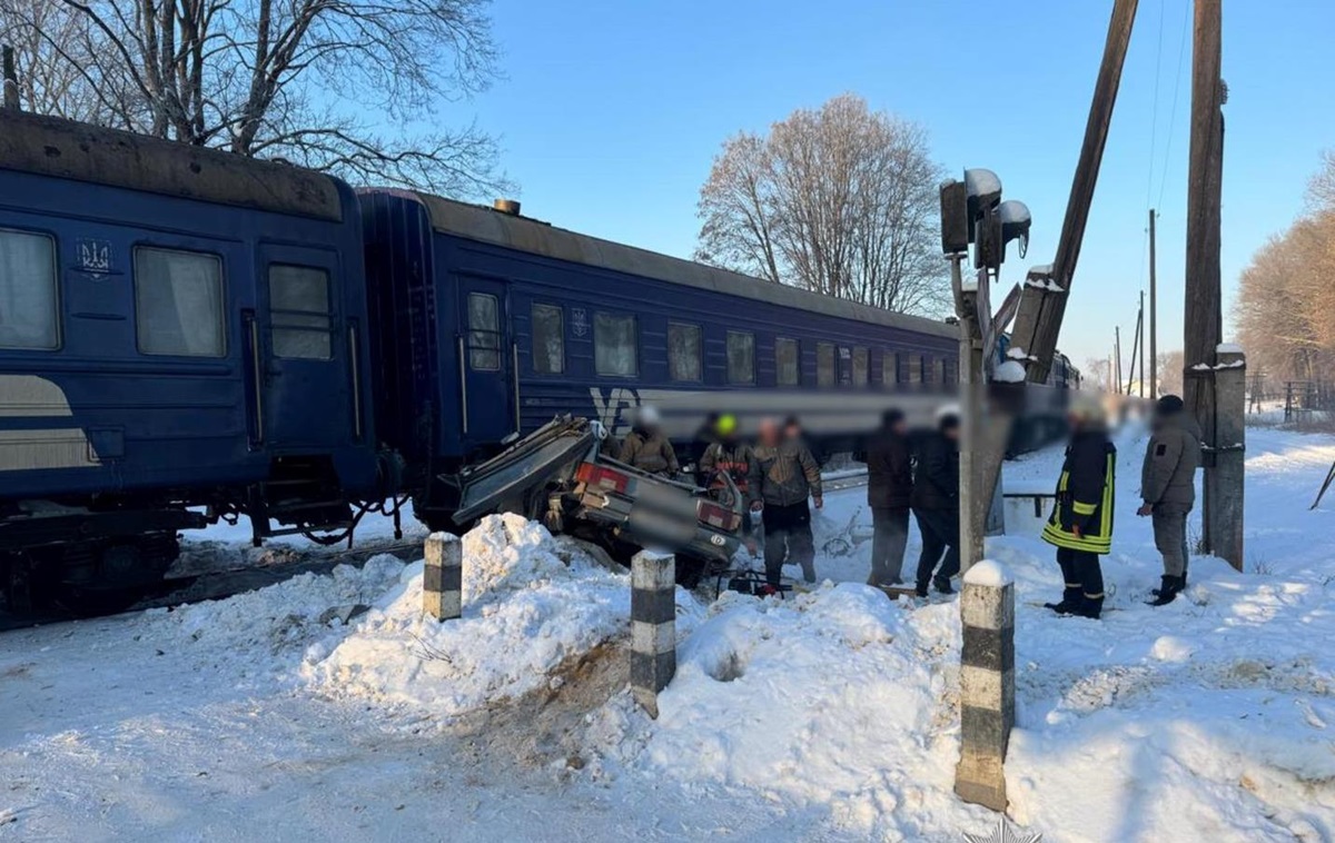 Фото для новини:На Прикарпатті потяг зіткнувся з автомобілем